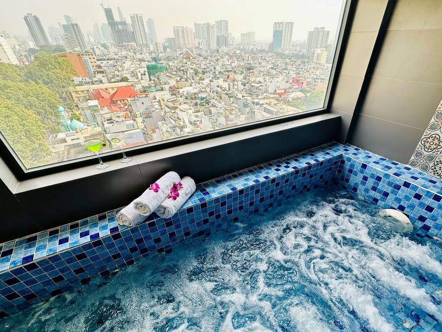 Indoor/outdoor pool