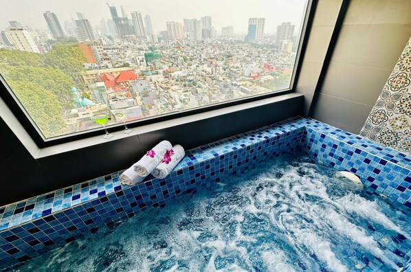 Indoor/outdoor pool - Happy Life Green Hotel (Ho Chi Minh City)