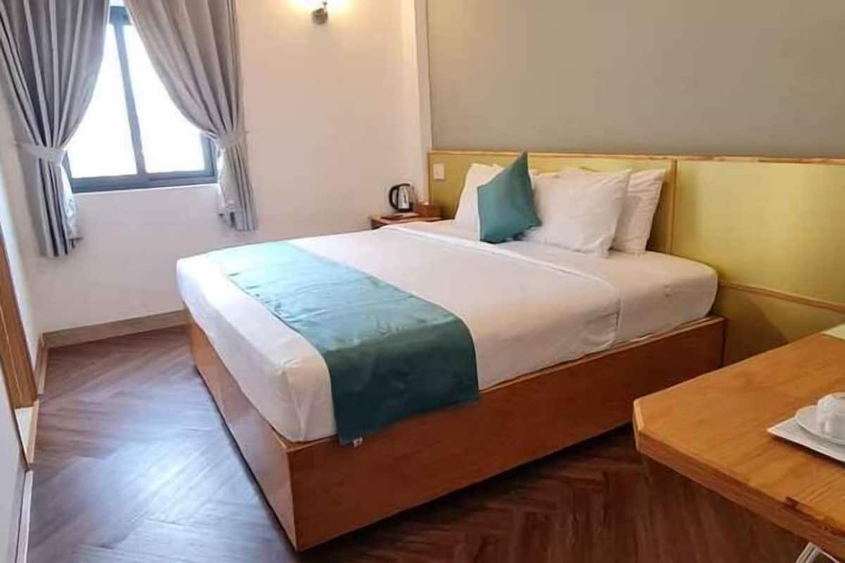 Minibar, caja de seguridad en la habitación y escritorio