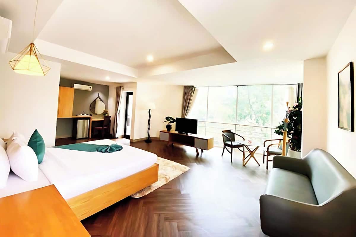 Panoramic Studio Suite, City View (Free Afternoon Tea) | Bar mini, peti besi dalam bilik, meja, langsir/tirai gelap terus