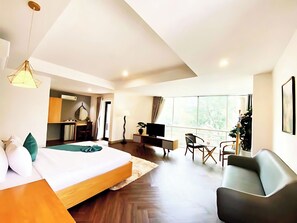 Panorama Suite with City view - Free Afternoon Tea | Minibar, in-room safe, desk, blackout drapes - Happy Life Green Hotel (Ho Chi Minh City)