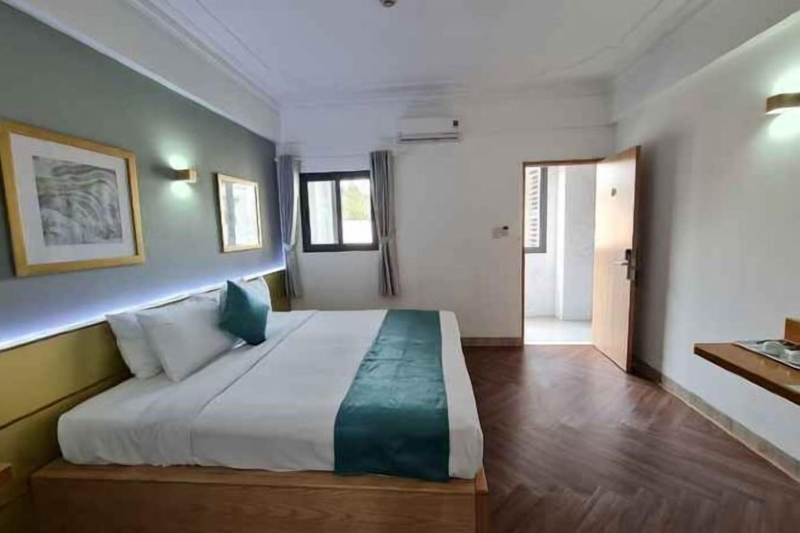 Minibar, in-room safe, desk, blackout curtains