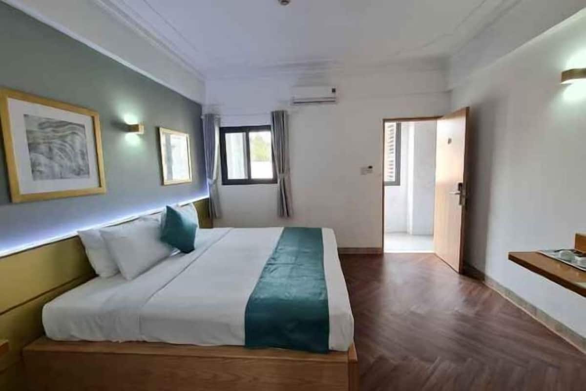 Minibar, caja de seguridad en la habitación y escritorio