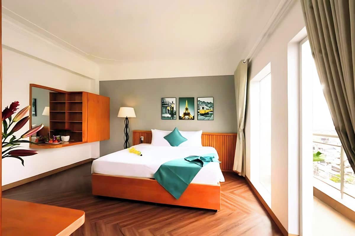 Executive Room | Bar mini, peti besi dalam bilik, meja, langsir/tirai gelap terus