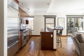 Fridge, microwave, stovetop, dishwasher