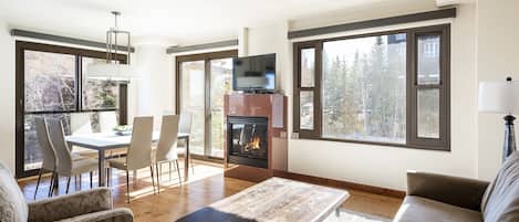 Una televisión, una chimenea