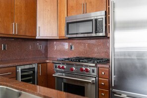 Fridge, microwave, stovetop, dishwasher