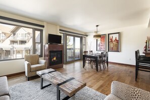 Smart TV, fireplace