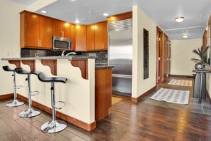 Jääkaappi, mikroaaltouuni, liesi, astianpesukone