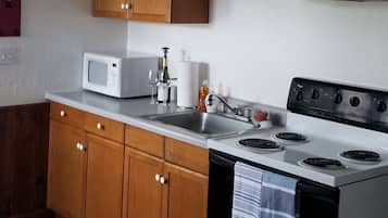 Micro-ondes, four, plaque de cuisson, cafetiĂšre/bouilloire
