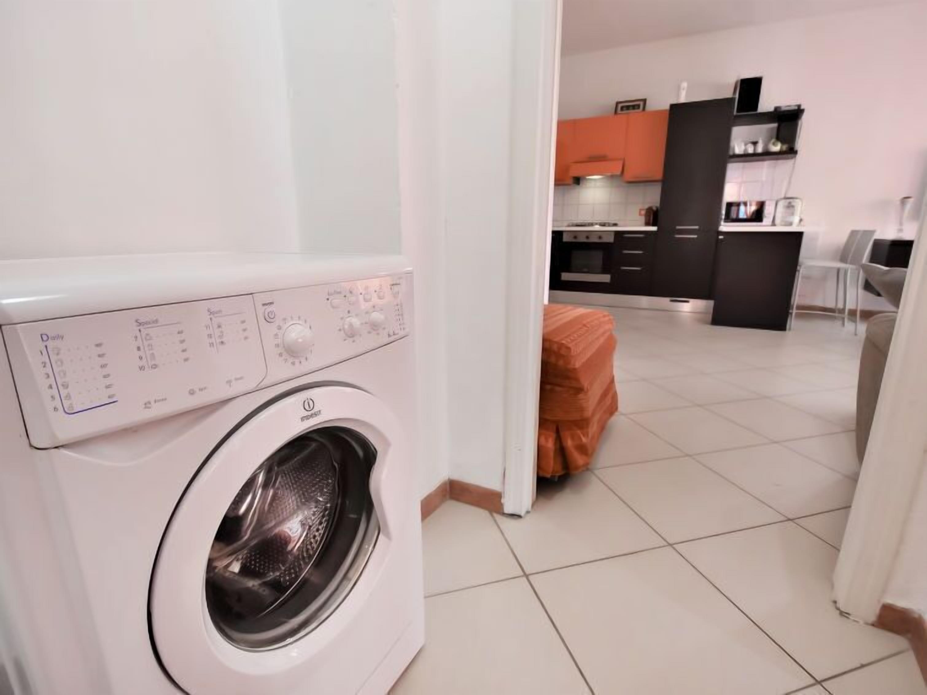 Un moderno cuarto de lavado con lavadora de carga frontal.
