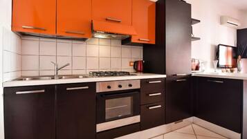 Fridge, microwave, oven, cookware/dishes/utensils