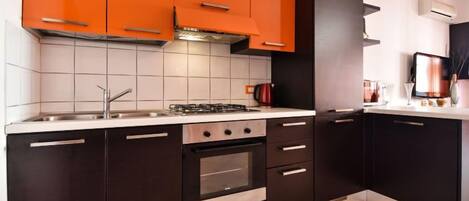 Kühlschrank, Mikrowelle, Ofen, Kochgeschirr/Geschirr/Besteck