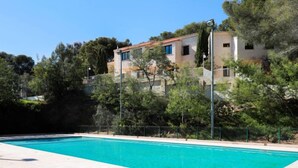 A swimming pool with a clear blue water, surrounded by a stone deck. - Résidence Les Jardins d'Azur by Interhome (Saint-Raphaël)