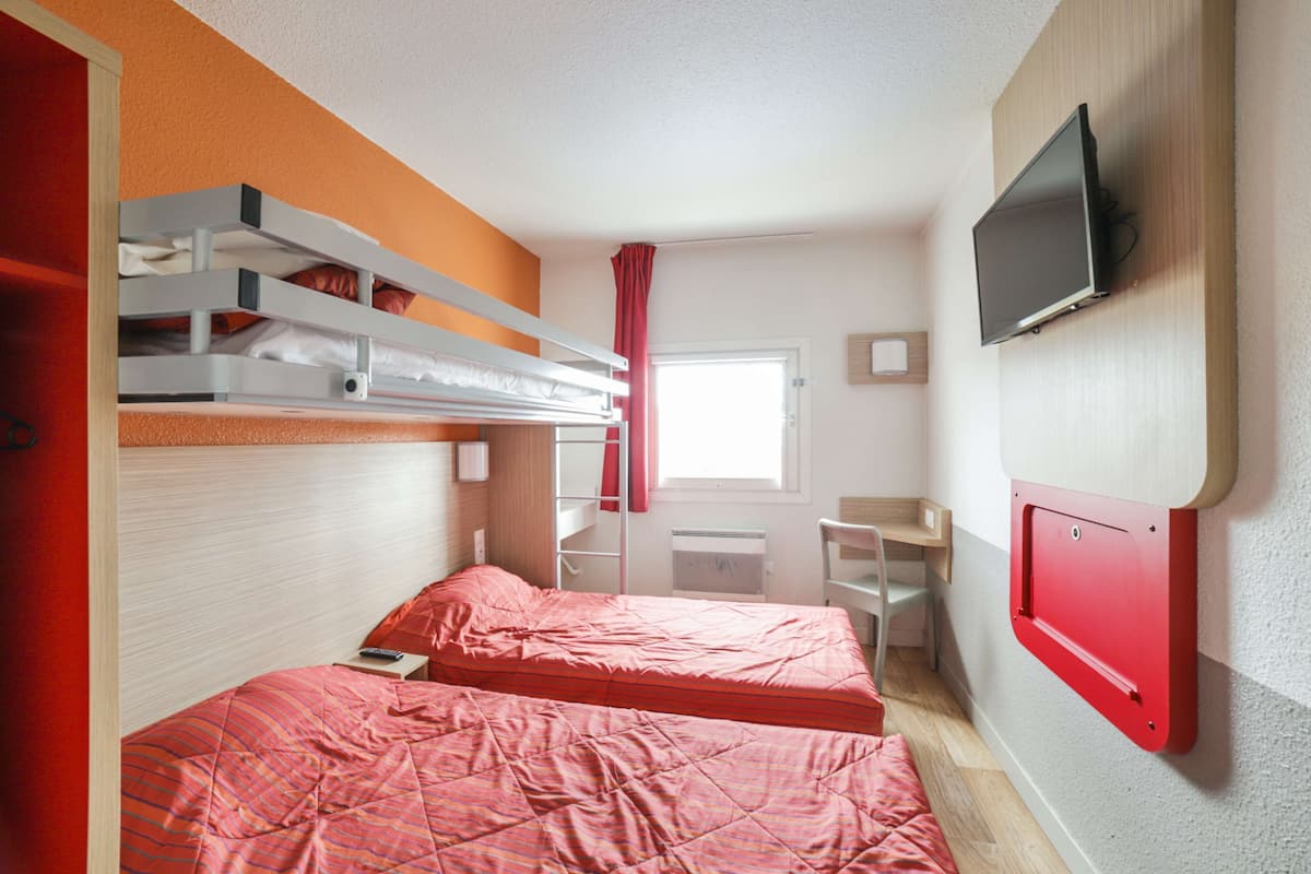 Phòng Tiêu chuẩn, nhiều giường (Shared Bathroom) | Màn/rèm cản sáng, truy cập Internet không dây miễn phí, bộ trải giường 