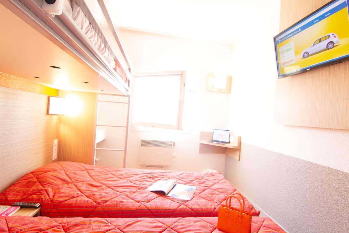 Phòng Tiêu chuẩn, 3 giường đơn (Shared Bathroom) | Màn/rèm cản sáng, truy cập Internet không dây miễn phí, bộ trải giường 