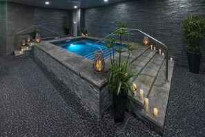 Una piscina techada, una piscina al aire libre