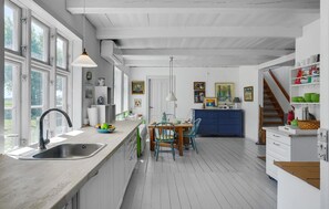 ثلاجة، موقد طهي مسطح، ماكينة لصنع القهوة/الشاي