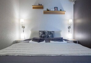 Habitación (101,201,301) | Espacio para trabajar con laptop y tabla de planchar con plancha 