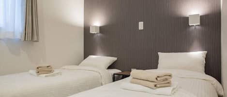 Quarto (102,202,302) | Espaço de trabalho para notebook, ferros/tábuas de passar roupa