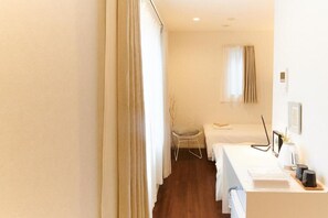 Habitación (102,202,302) | Espacio para trabajar con laptop y tabla de planchar con plancha 