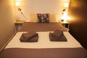 Habitación (101,201,301) | Espacio para trabajar con laptop y tabla de planchar con plancha 