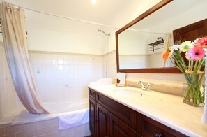 Badewanne, kostenlose Toilettenartikel, Haartrockner, Handtücher