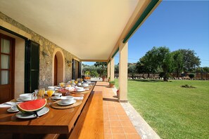 تناول الطعام بالخارج