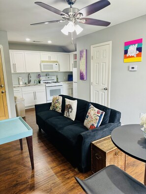 Smart TV, books - Witte Wonderland - Separate Garage Apartment (Kyle)