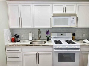 Coffee/tea maker, fridge, microwave, oven - Witte Wonderland - Separate Garage Apartment (Kyle)