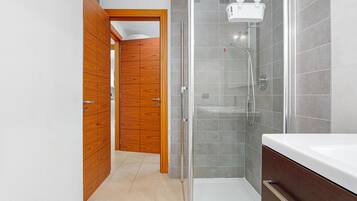 Dusche, Haartrockner, HandtĂŒcher
