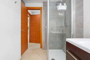 Douche, sèche-cheveux, serviettes fournies