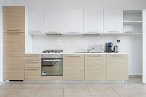 Een koelkast, een oven, een kookplaat, een vaatwasser