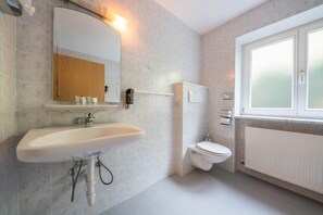 Bathtub, hair dryer, towels - Apartment "Innerwalten 100" with Wi-Fi and Mountain Views (Walten)