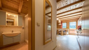 Un interior de madera con baño, comedor y cocina.