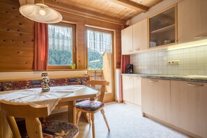 Dining - Cozy Apartment "Haus Hubertus - FeWo 5" with Wi-Fi (Walten)