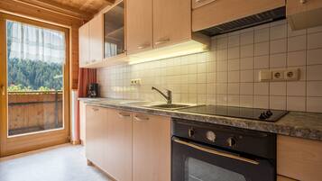 Køleskab, ovn, kogeplade, kaffe-/temaskine