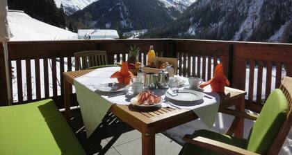 Cozy Apartment "Haus Hubertus - 6" with Mountain View & Wi-Fi