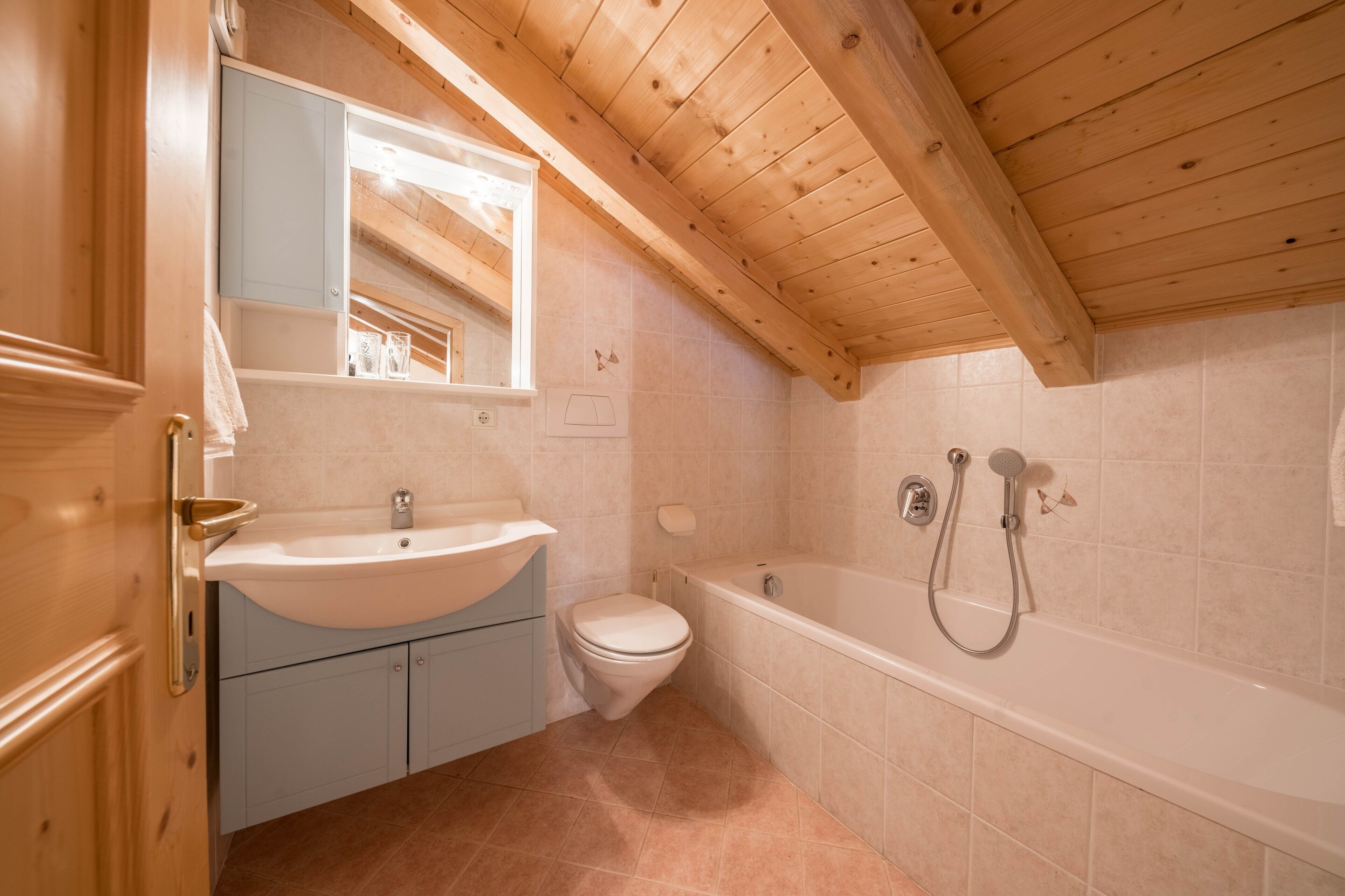 Badewanne, Haartrockner, Handtücher