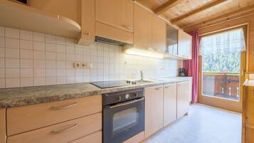 Fridge, oven, stovetop, coffee/tea maker