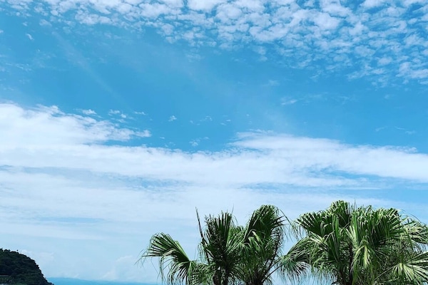 På stranden og hvit sand