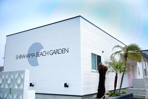Ein modernes Gebäude mit der Beschriftung "SHIRAHAMA BEACH GARDEN" an der Seite.