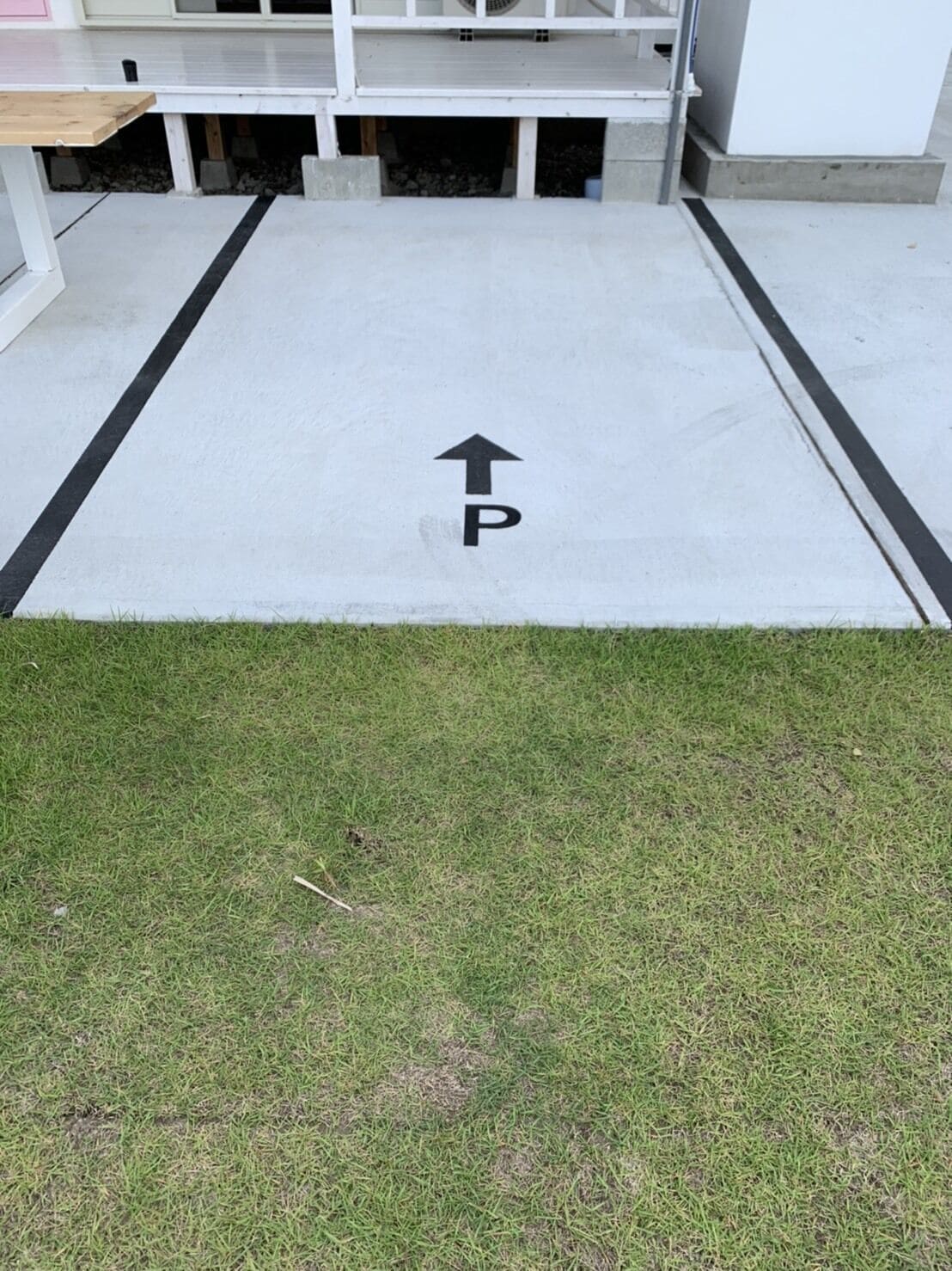 Zona de estacionamiento con flecha direccional y símbolo de 'P'.