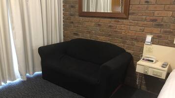 Queen Room | Living area | 42-inch flat-screen TV with digital channels, TV