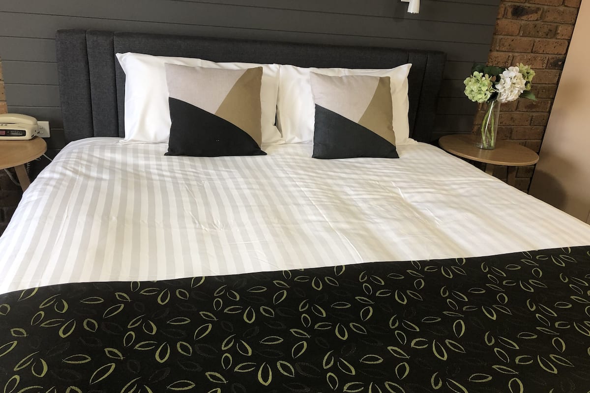 Queen Room | Premium bedding, minibar, desk, laptop workspace