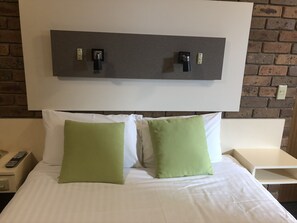 Queen Room with Spa | Premium bedding, minibar, desk, laptop workspace - Travellers rest Motor Inn (Swan Hill)