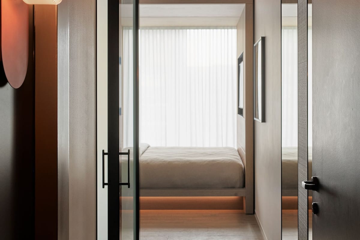 1 sovrum, sängtillbehör av högsta kvalitet, bäddmadrasser och minibar