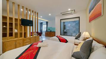 Habitación triple de lujo | Ropa de cama hipoalergénica y minibar