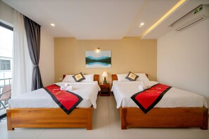 Deluxe Family Room With Balcony | Bộ đồ giường kháng dị ứng, minibar, két bảo mật tại phòng, bàn