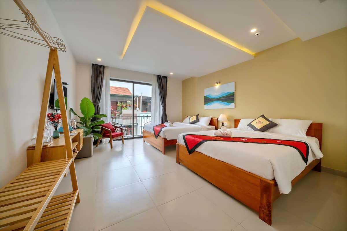 Habitación cuádruple familiar, balcón (Deluxe) | Ropa de cama hipoalergénica y minibar